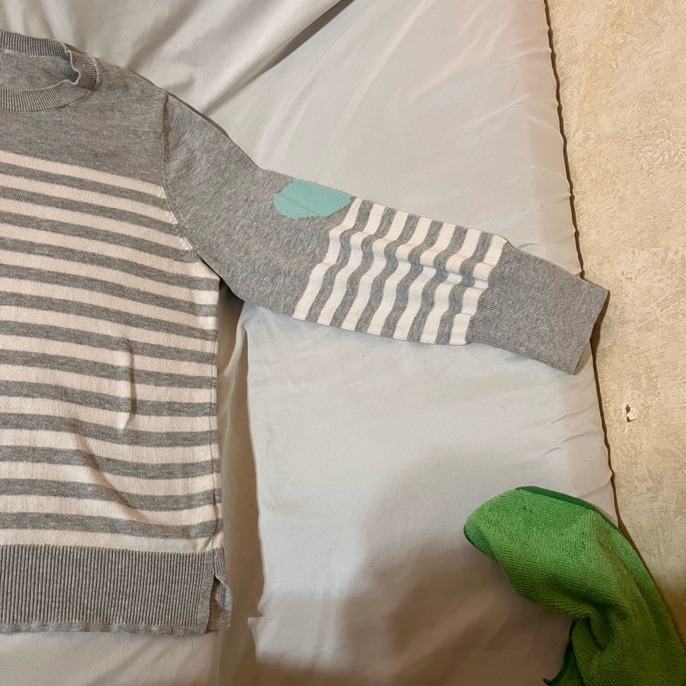 🩵Grey and White Striped Sweater very beautiful. 🌸 - Picture 2 of 12